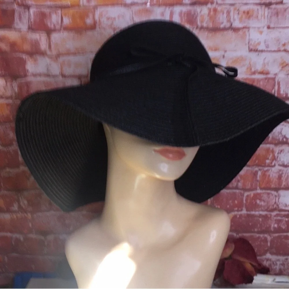 Elegant Black Wide-Brimmed Straw Beach Hat